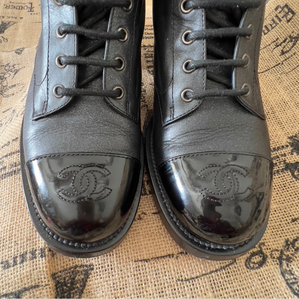 CHANEL Black Leather ankle Combat boots with shoe laces Size 39.5